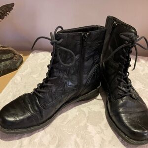Rare Clark’s Bendable Crinkle Leather Boots EUC